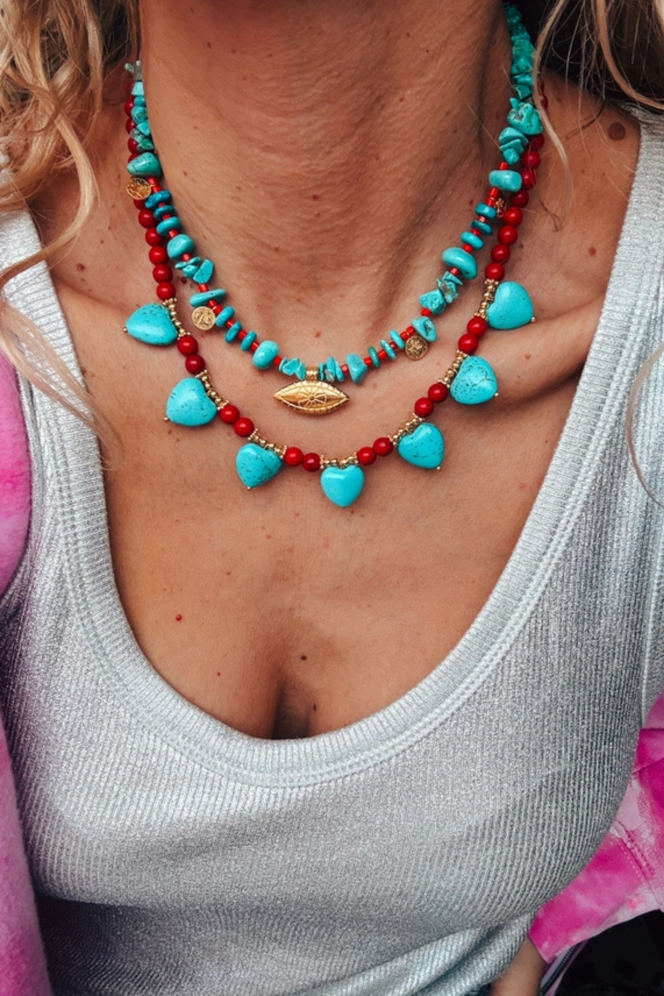 Necklace with turquoise and red beads 